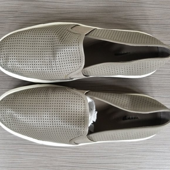 Vince Blair 5 Slip-On Perforated Sneaker, Taupe Leather, Womens Size 5.5 M - Picture 8 of 10